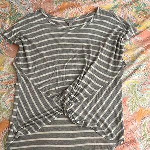 👚Grey/white knot front shirt NWOT